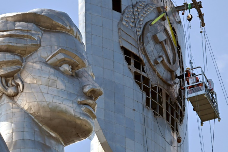 The total cost of replacing the hammer and sickle with the trident is reported as $758,000