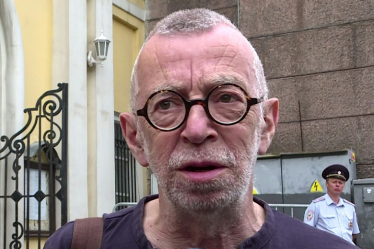 Lev Rubinstein talking to journalists in 2018