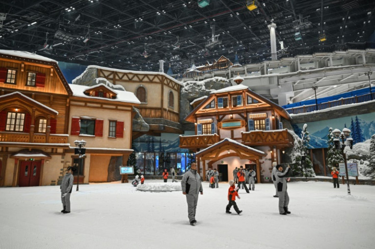 On Friday, the Shanghai L*SNOW Indoor Skiing Theme Resort was officially certified by the Guinness Book of Records as the world's largest