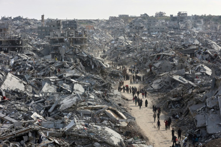 In the northern area of Jabalia, hundreds headed back to an apocalyptic landscape piled with rubble and destroyed buildings